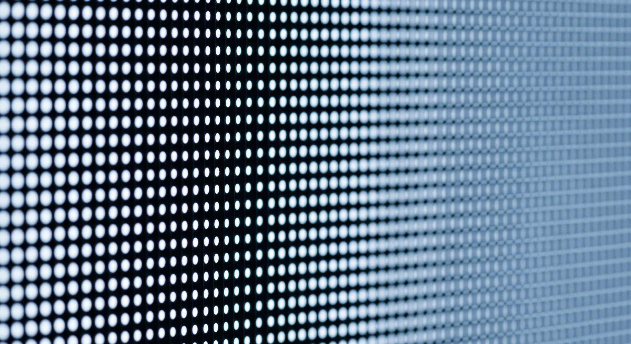 Manutenção corretiva de um painel de LED, com a troca rápida de um módulo para garantir performance contínua.