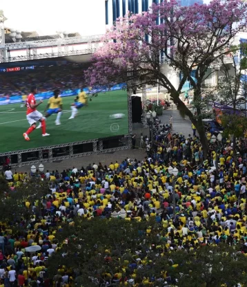 Calendário de 2025 simbolizando o prazo final para reserva de painéis de LED para a Copa do Mundo 2026.